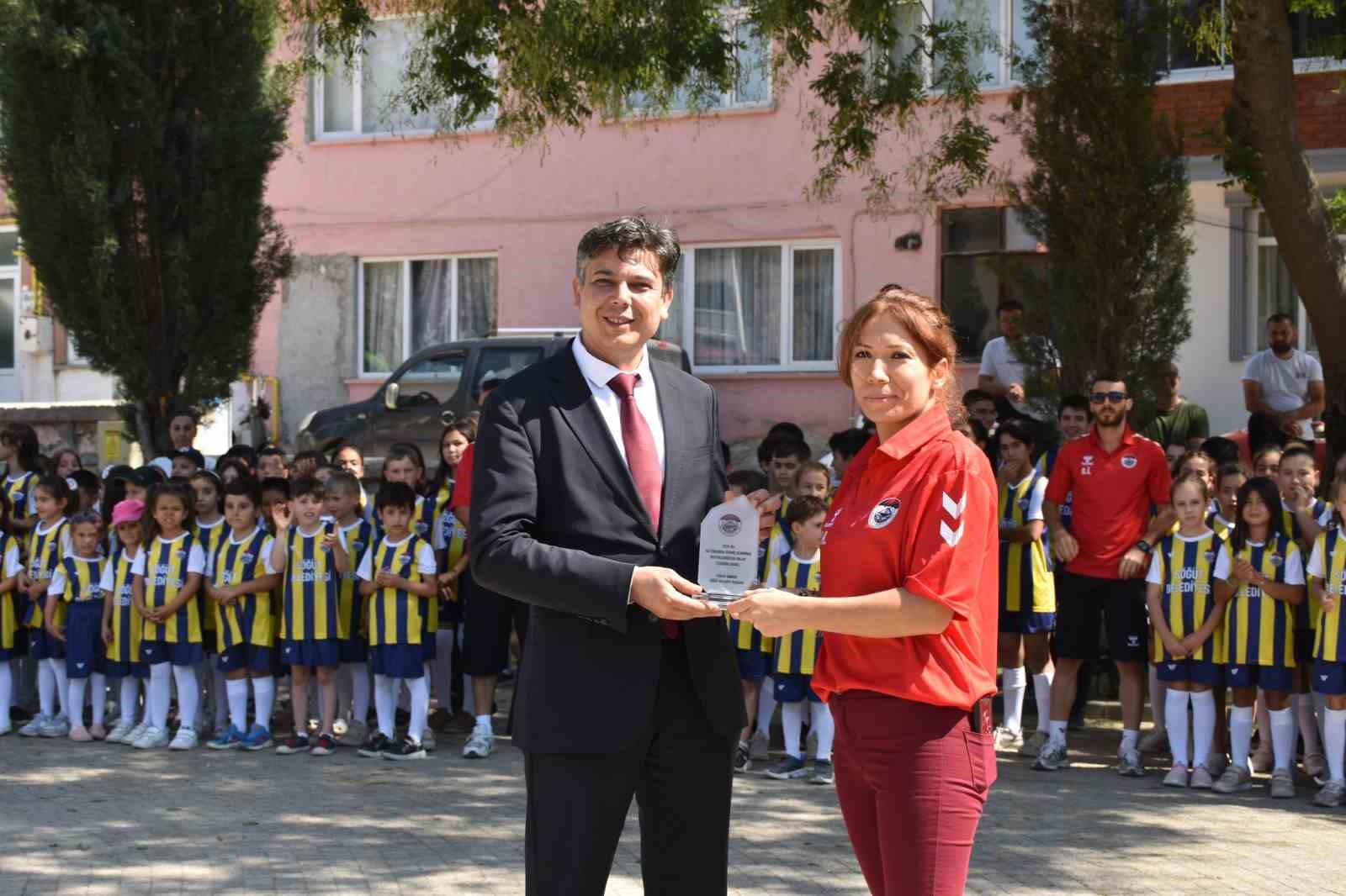 Yaz spor okulları d&uuml;zenlenen t&ouml;renle sona erdi
