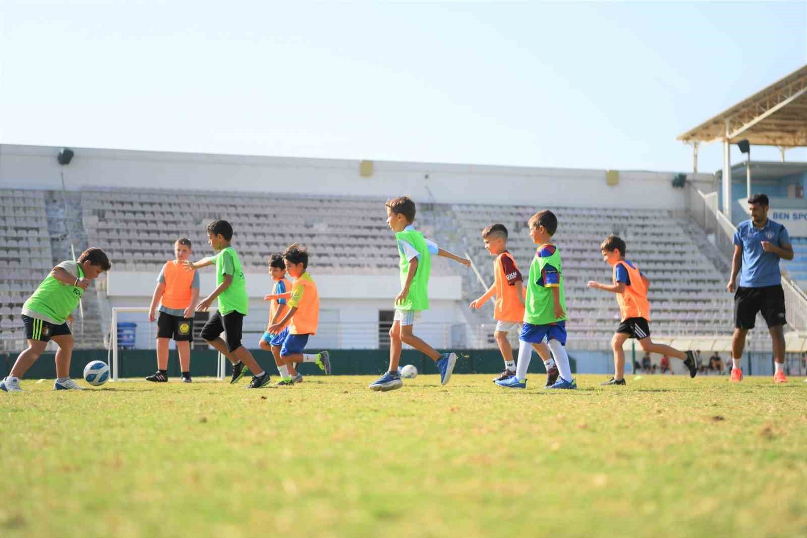 Konyaaltı’nda çocuklar spor yaparak hayatı öğreniyor
