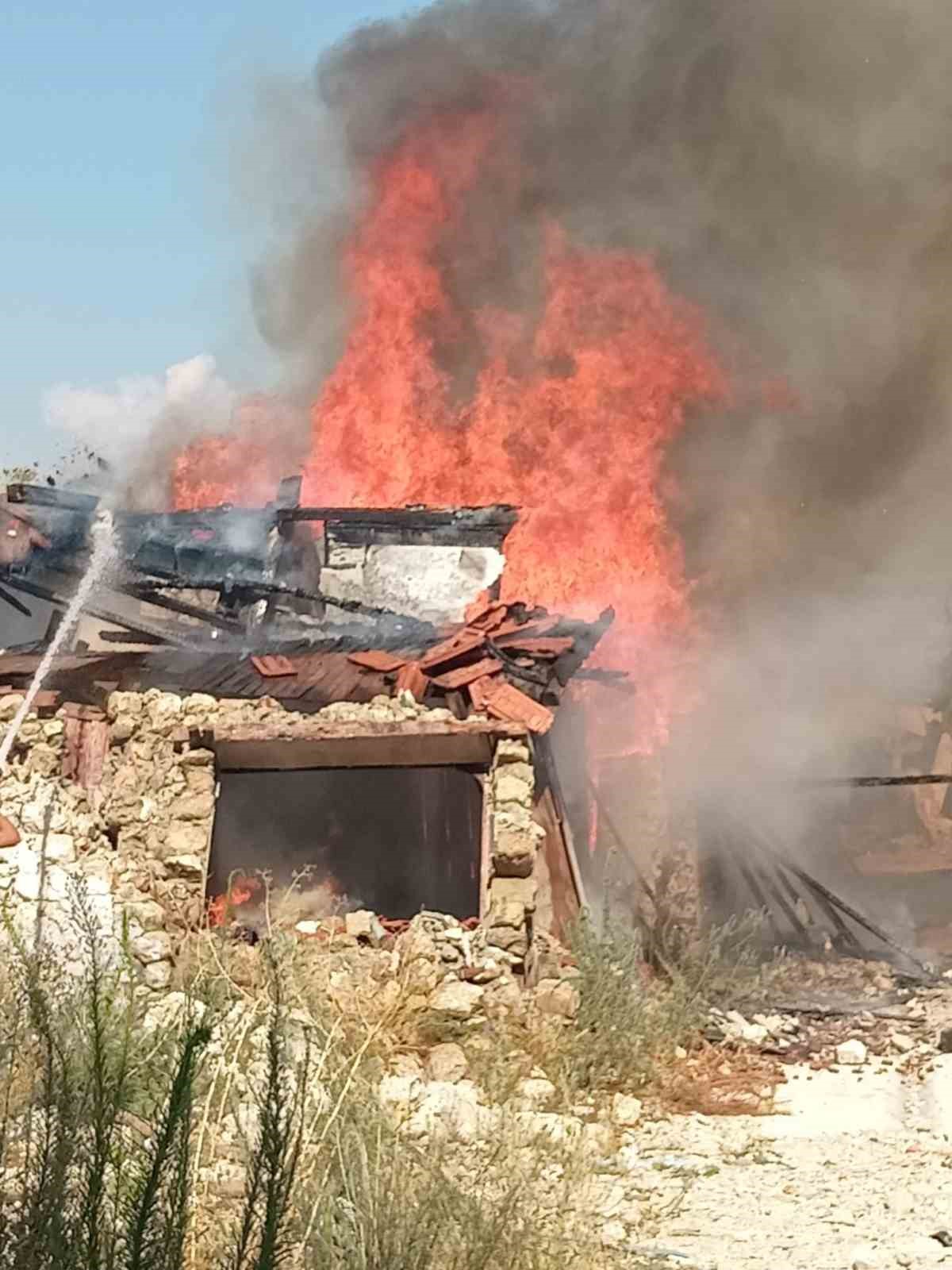 Alevlere teslim olan 2 ahşap ev kullanılmaz hale geldi
