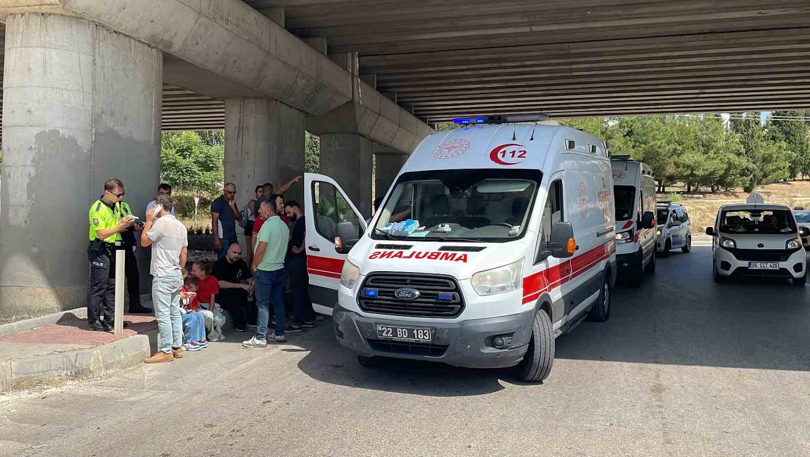 Keşan&rsquo;da kamyonet ile minib&uuml;s&uuml;n &ccedil;arpıştığı kazada 1 kişi yaralandı
