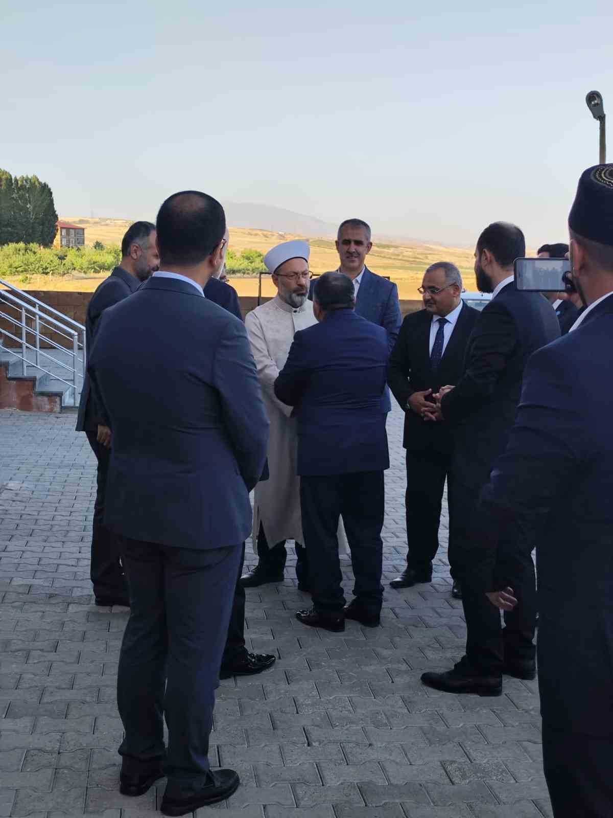 Diyanet İşleri Başkanı Erbaş&rsquo;tan, Şehit Eren &Ouml;zt&uuml;rk K&uuml;lliyesi&rsquo;ne ziyaret
