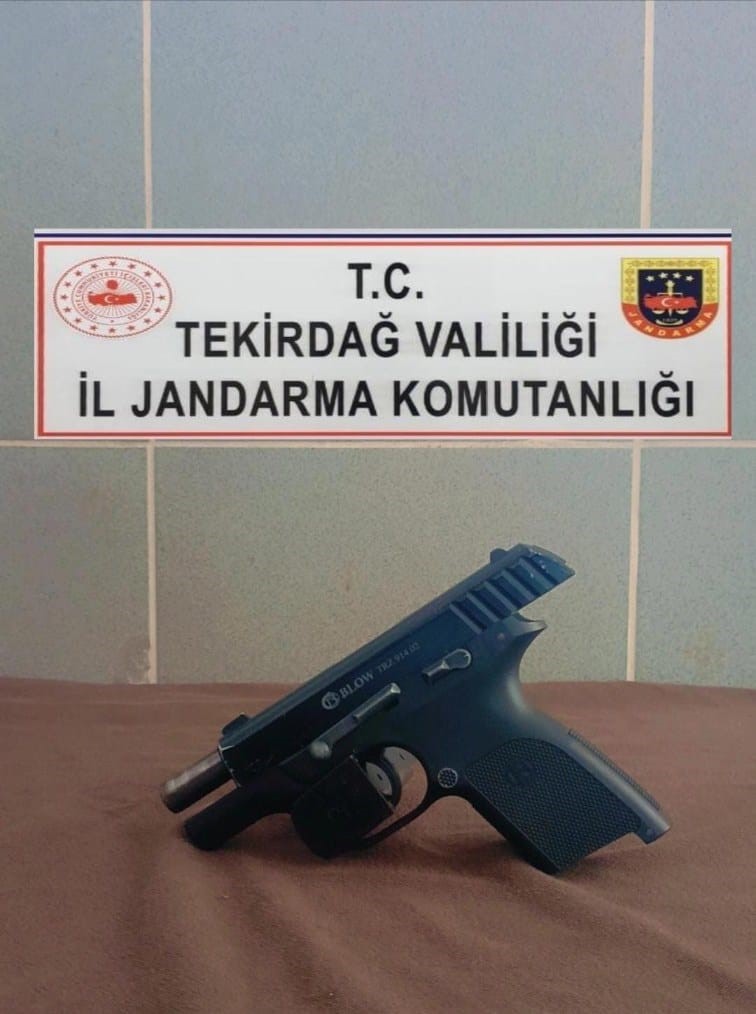 Jandarma tarafından 2 ruhsatsız tabanca ele ge&ccedil;irildi
