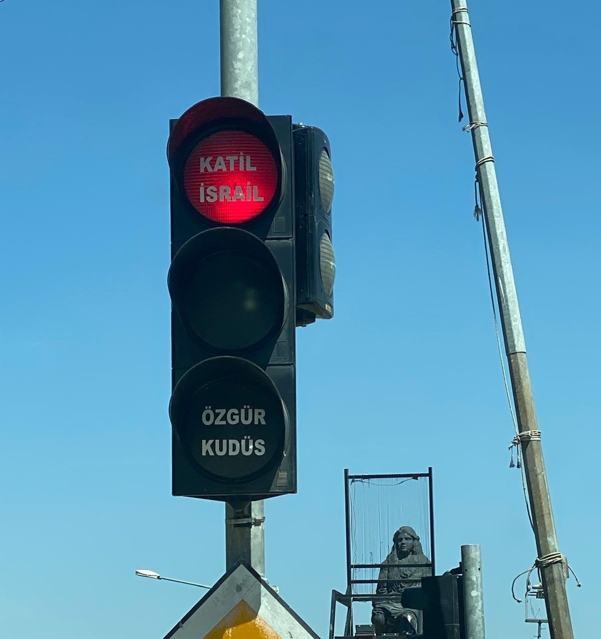 Trafik lambalarına ‘Katil İsrail’ yazısı