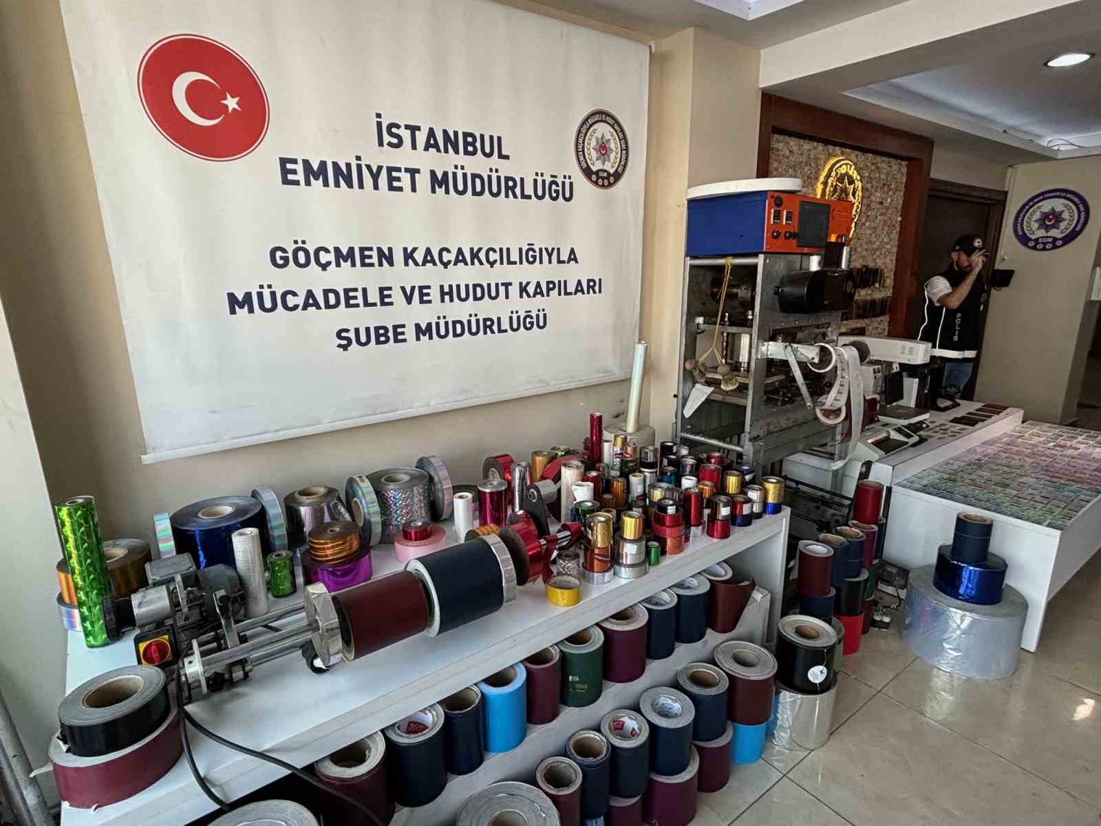 İstanbul&rsquo;da sahte pasaport operasyonu: 10 g&ouml;zaltı
