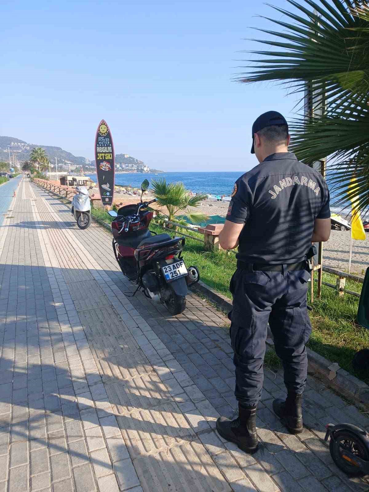 Alanya’da jandarmadan sahil şeridi ve plajlarda denetim
