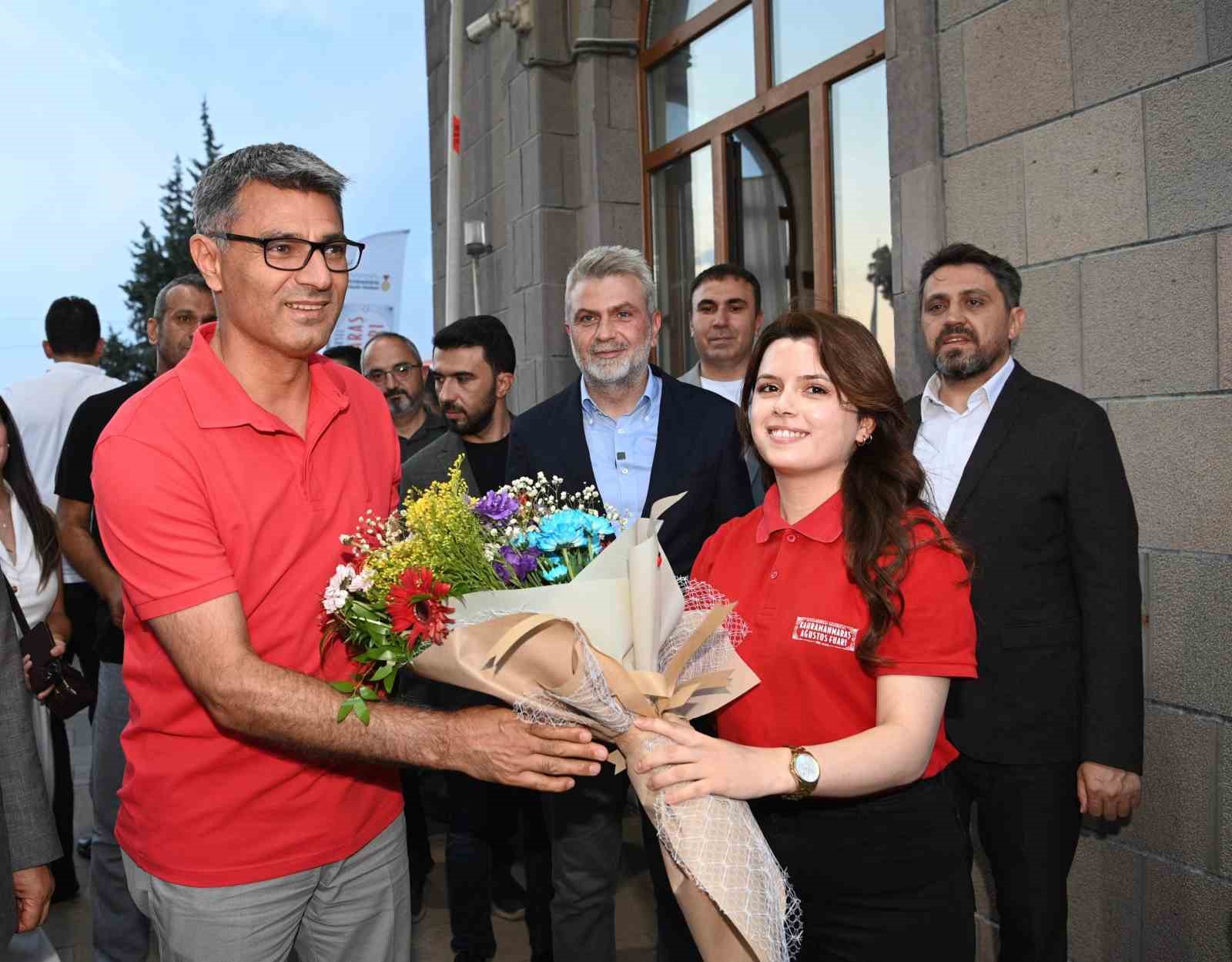 Milli Sporcu Yusuf Dike&ccedil;, Ağustos Fuarı&rsquo;nda hemşerileriyle buluştu
