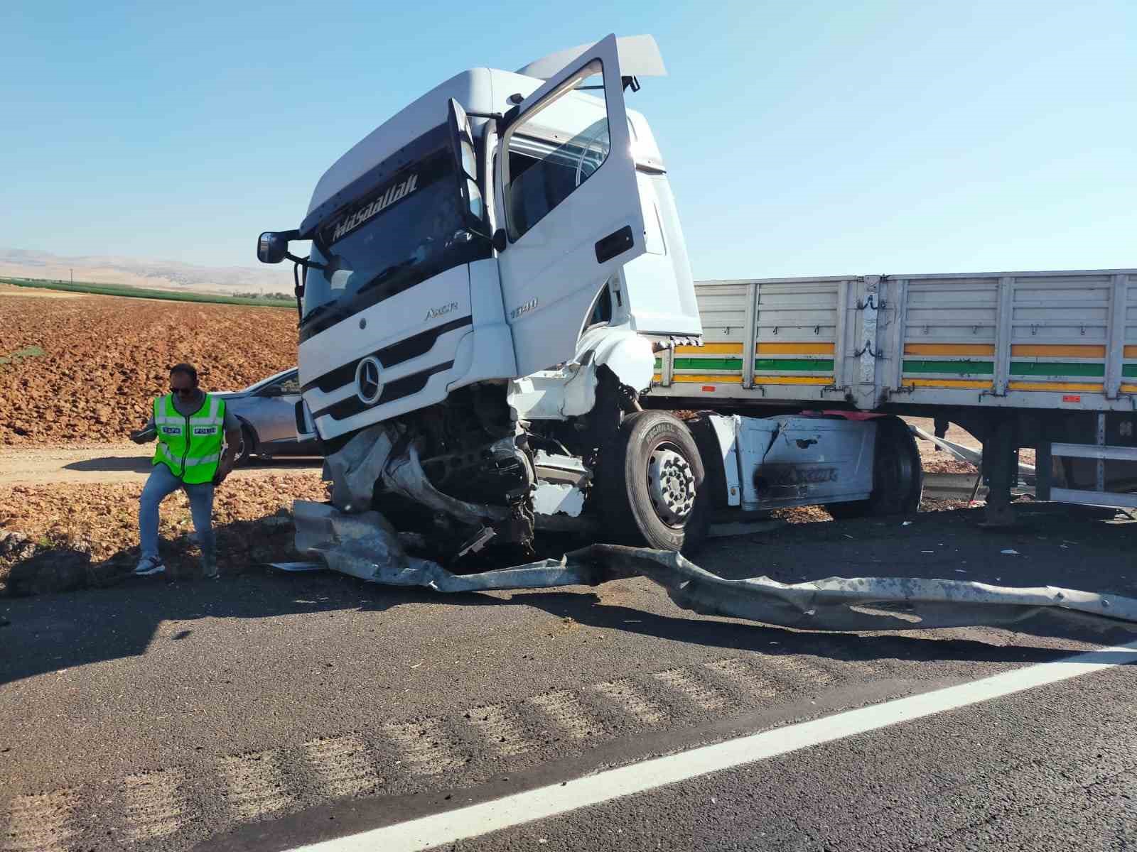 Mardin’de bariyerlere çarpan tır sürücüsü yaralandı