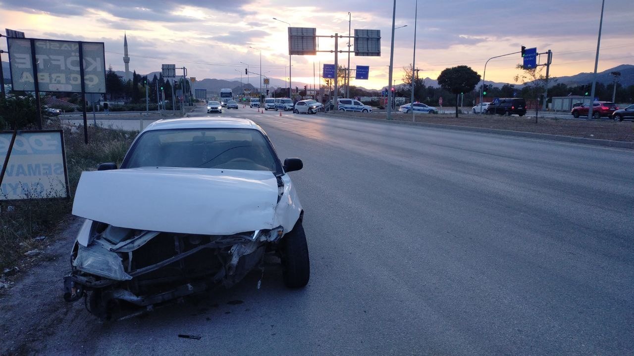 Kırmızı ışık ihlali trafik kazasına neden oldu, 2&rsquo;si &ccedil;ocuk 4 kişi yaralandı
