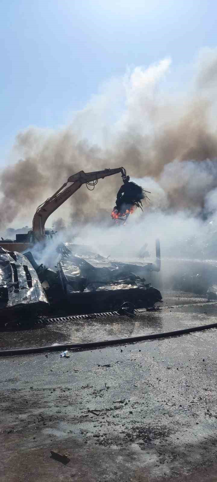 Aliağa’da bir hurdalıkta çıkan yangın söndürüldü
