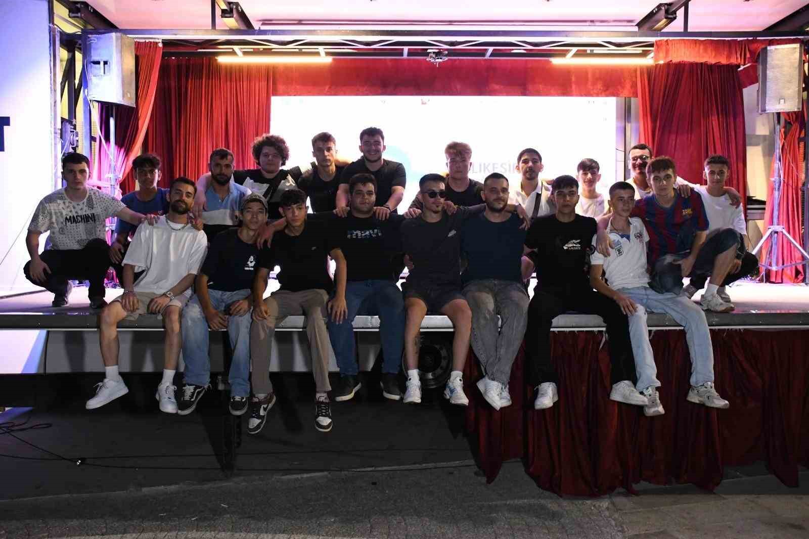 Balıkesir&rsquo;in d&ouml;rt bir yanında konser coşkusu yaşandı
