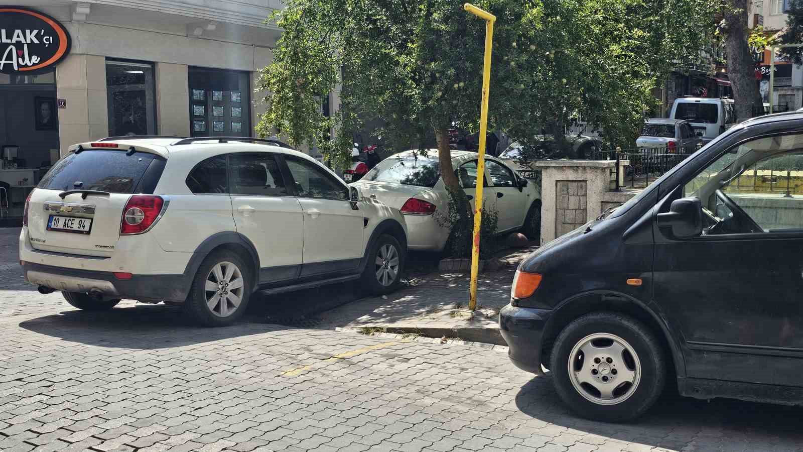 Bandırma&rsquo;da hatalı parklar engellileri zor durumda bırakıyor
