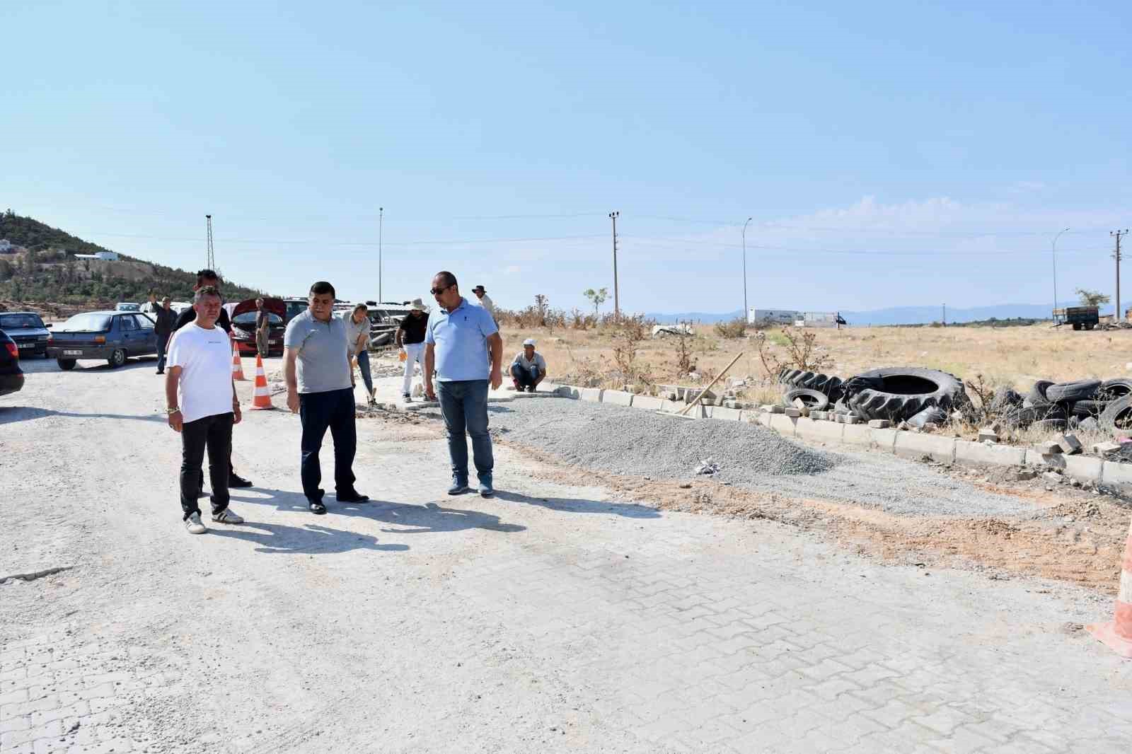 Emet Belediyesinden Sanayi Sitesi&rsquo;nde parke taşı d&ouml;şeme &ccedil;alışması
