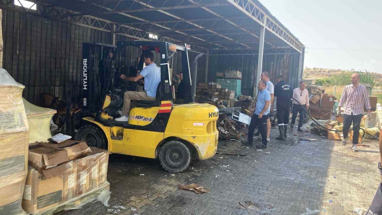 Ayvalık&rsquo;ta otların tutuşmasıyla başlayan yangın seramik deposuna sı&ccedil;radı
