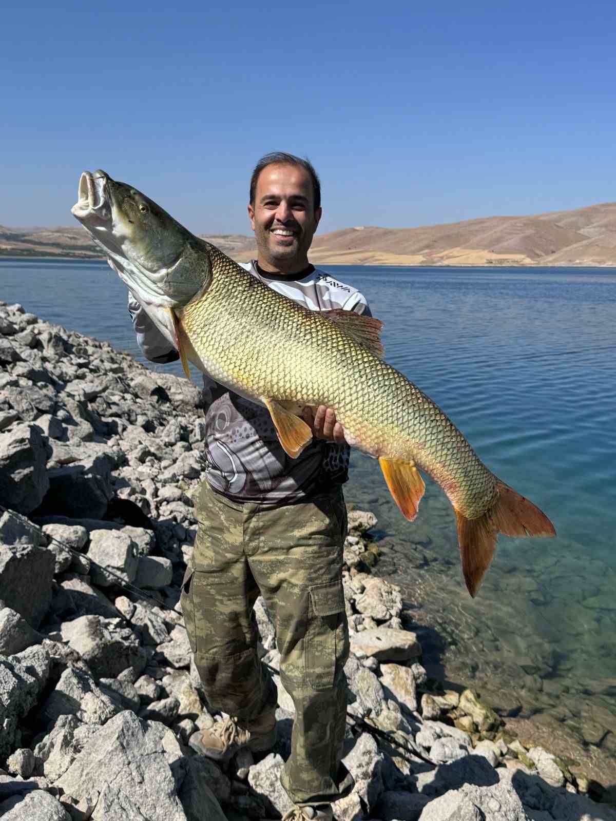 Elazığ’da amatör balıkçı 41 kilogramlık turna balığı yakaladı