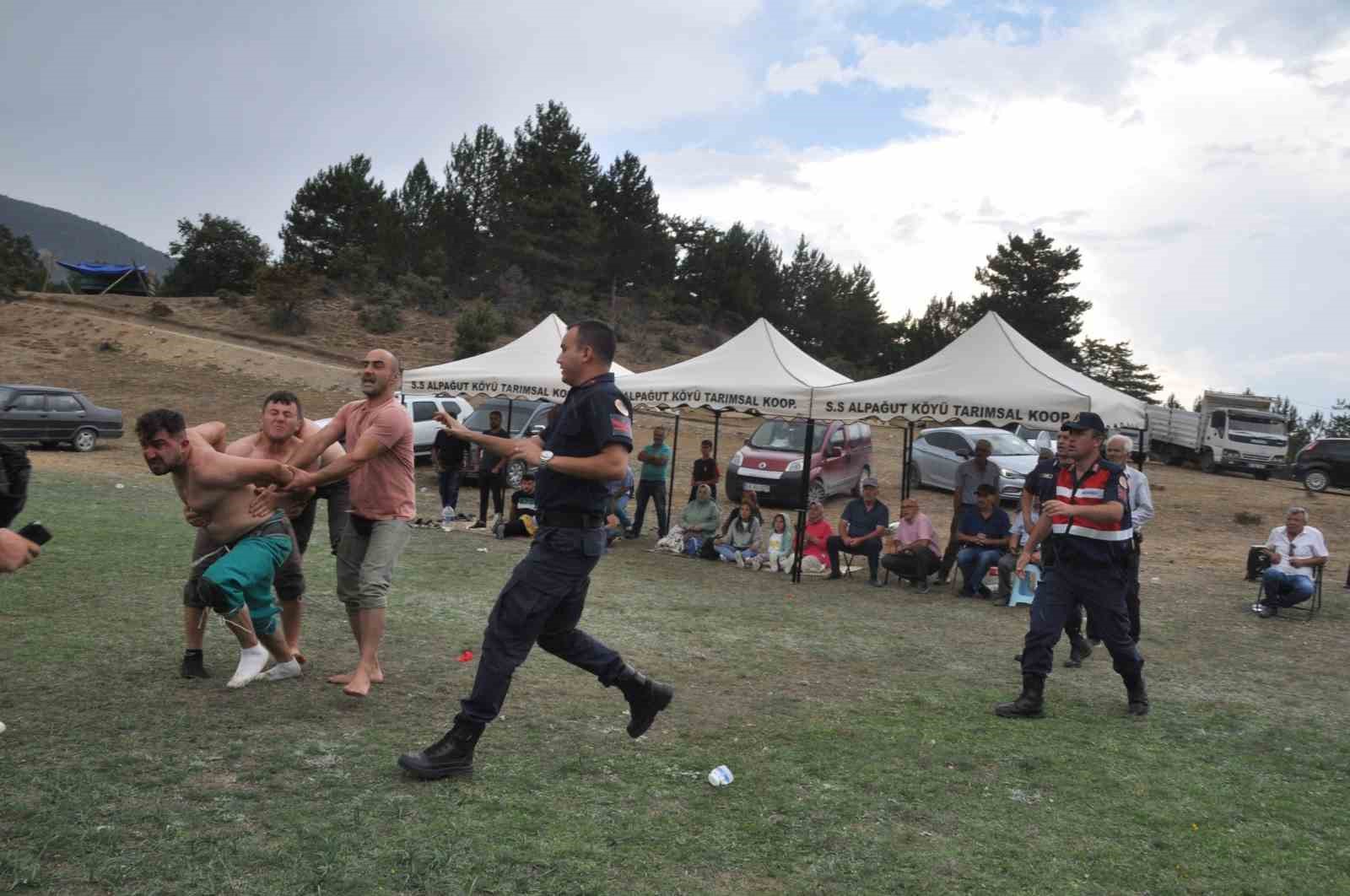 Babasına küfredildi sanan güreşçi ortalığı birbirine kattı
