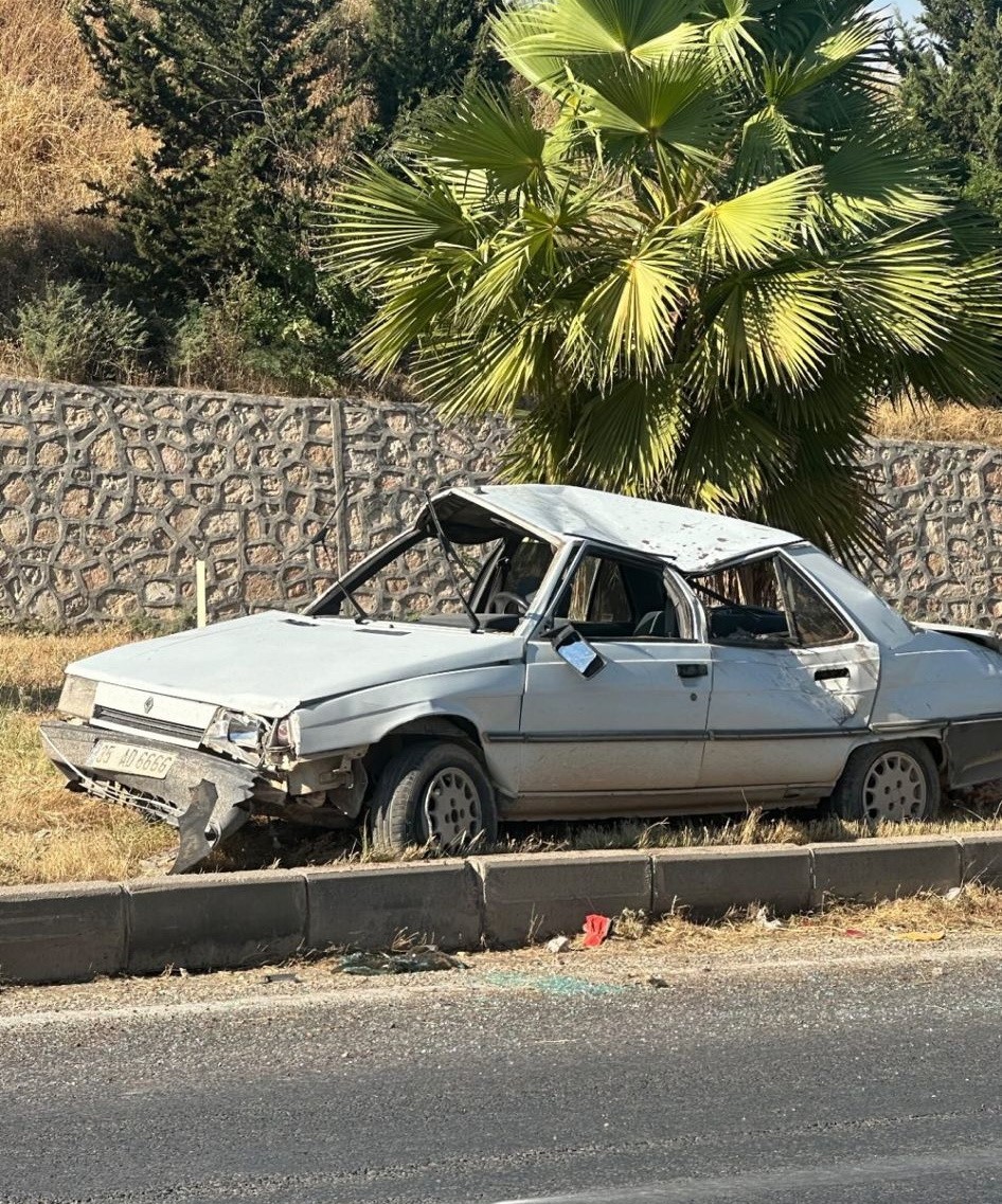 Lastiği patlayan otomobil takla attı: 2 yaralı