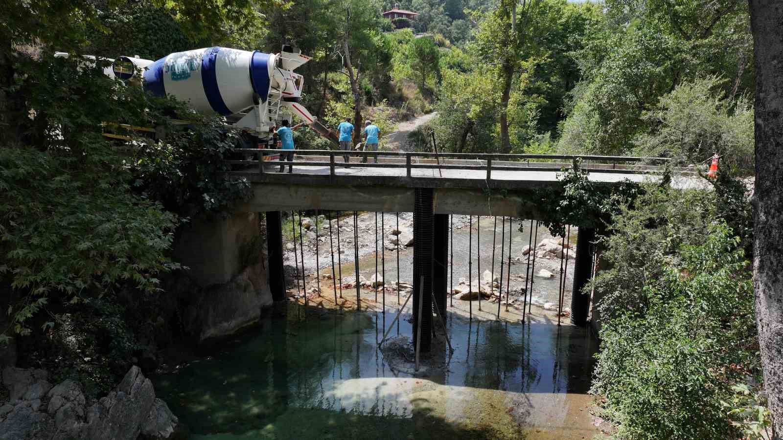 Alanya’da 64 yıllık köprüyü yeniliyor
