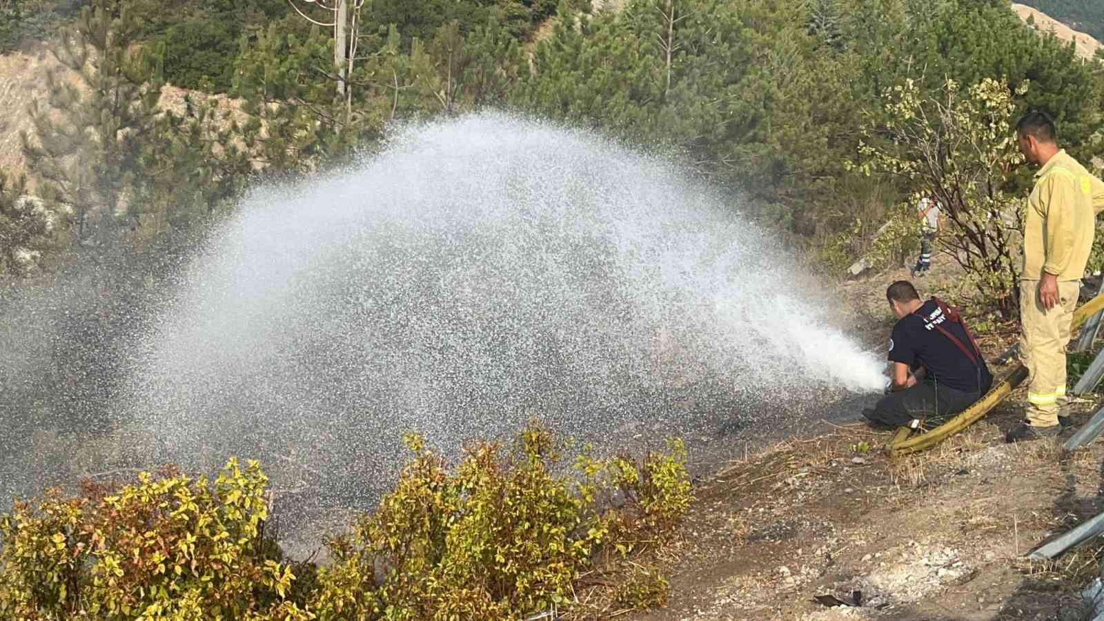Kontrolden &ccedil;ıkan tır şarampole u&ccedil;tu, s&uuml;r&uuml;c&uuml; şans eseri kurtuldu
