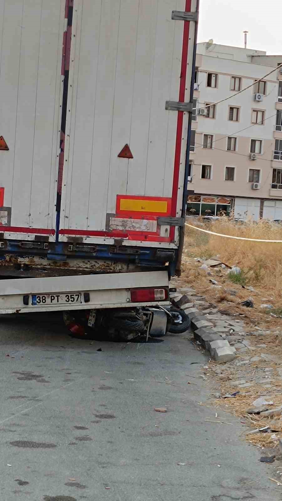 Motosiklet park halindeki tıra &ccedil;arptı: 1 &ouml;l&uuml;, 1 yaralı
