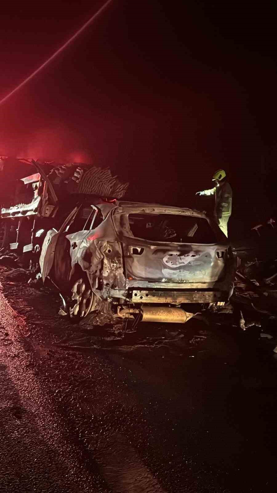 Otomobil tıra arkadan &ccedil;arptı: Dorse de otomobil de kullanılamaz hale geldi

