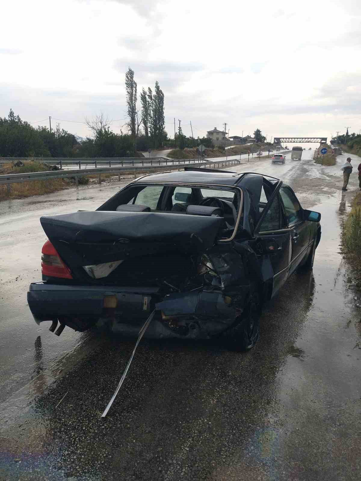 Burdur-Fethiye kara yolunda iki otomobil &ccedil;arpıştı: 6 yaralı
