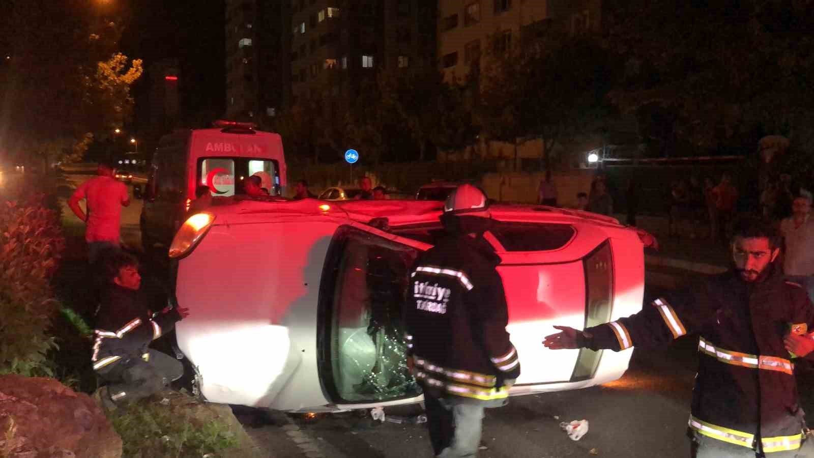 &Ouml;nce reklam panosuna sonra aydınlatma direğine &ccedil;arptı
