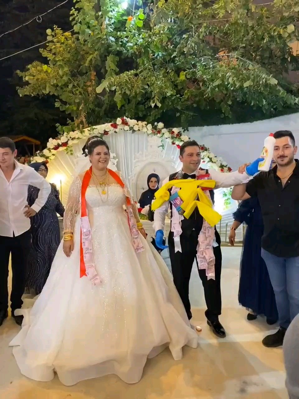 D&uuml;ğ&uuml;nde takının bu kadarı pes dedirtti: Damada temizlik malzemesi takıldı
