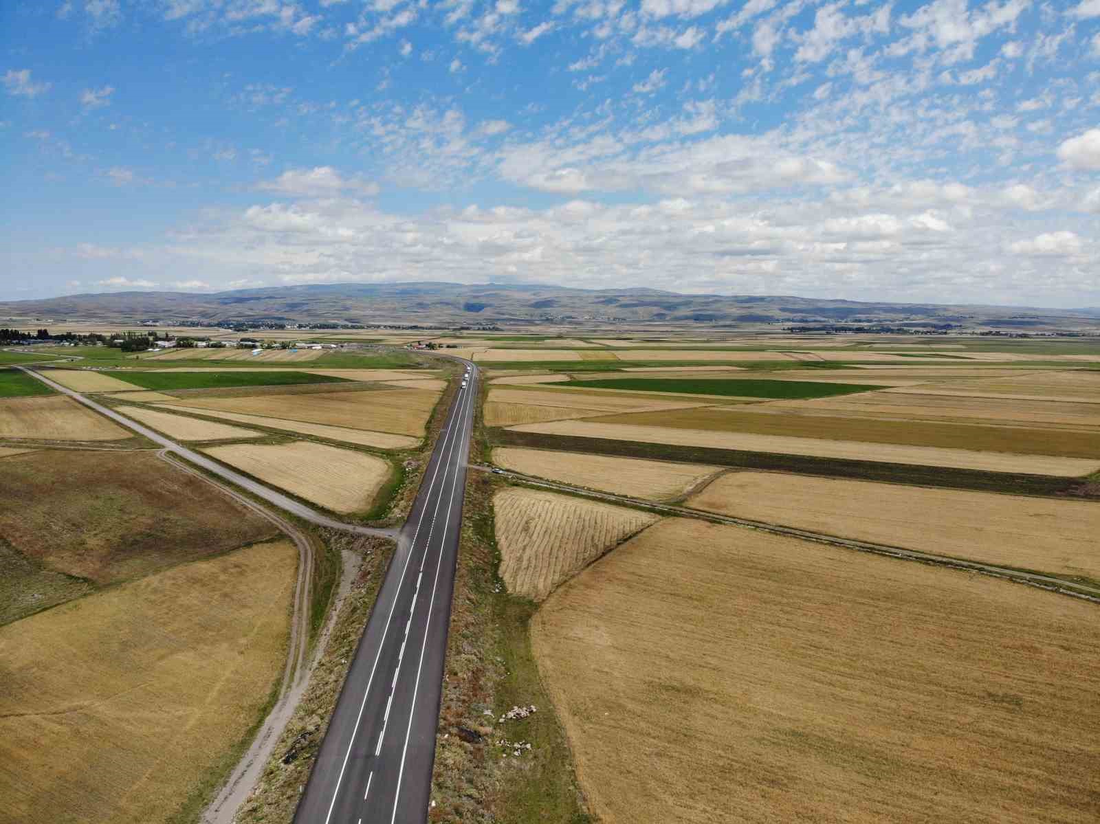 Kars’ta halı ve kilim desenine bürünmüş tarım arazileri dron ile görüntülendi
