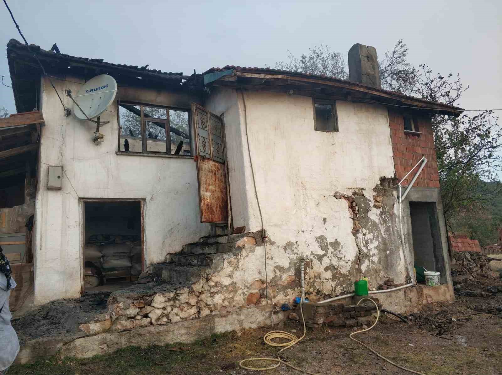 Susurluk&rsquo;ta ev yangında kullanılamaz hale geldi
