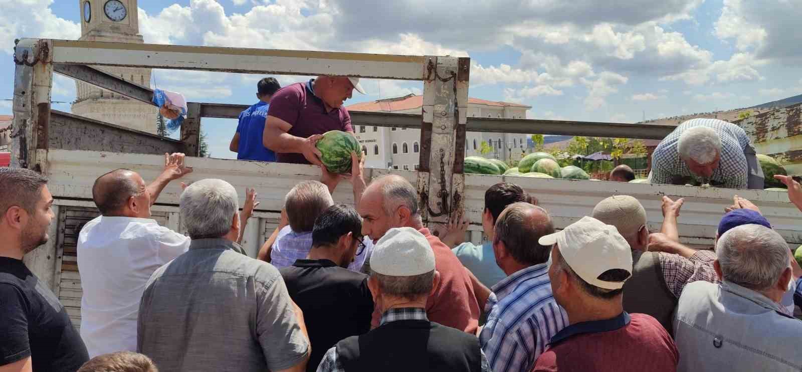 Yozgat’ta 17 ton karpuzu hayır için dağıttı
