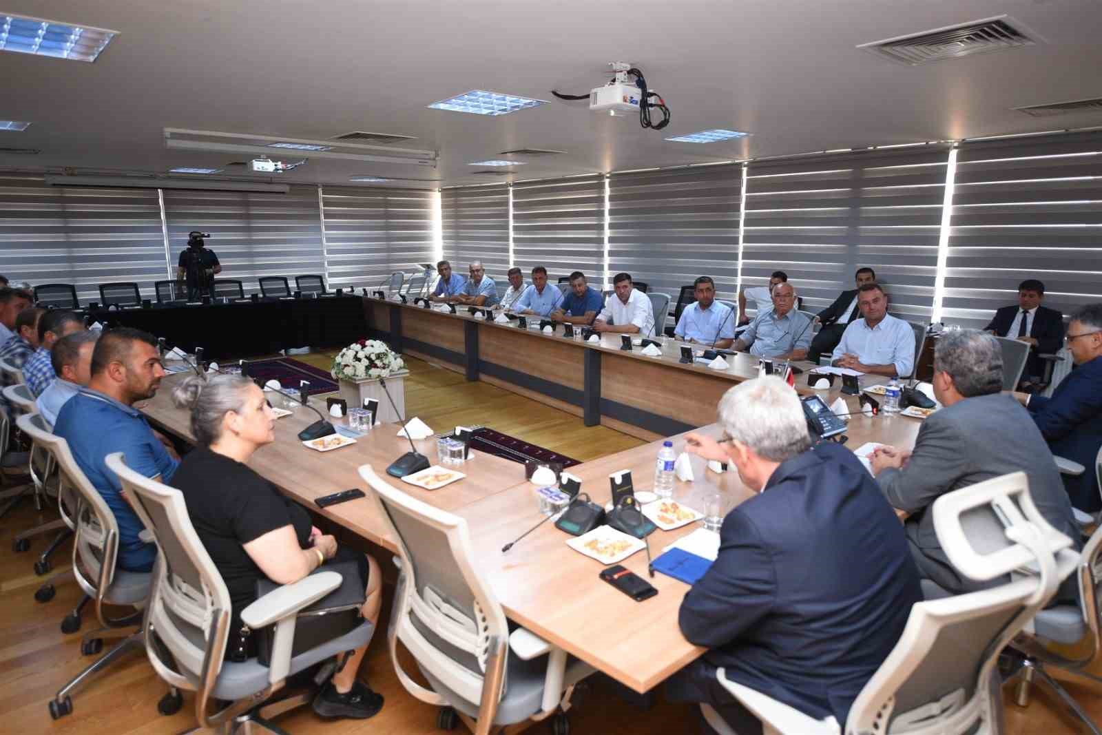 BASKİ Genel M&uuml;d&uuml;r&uuml; Erdoğan &Ouml;zt&uuml;rk, Susurluklu muhtarları dinledi
