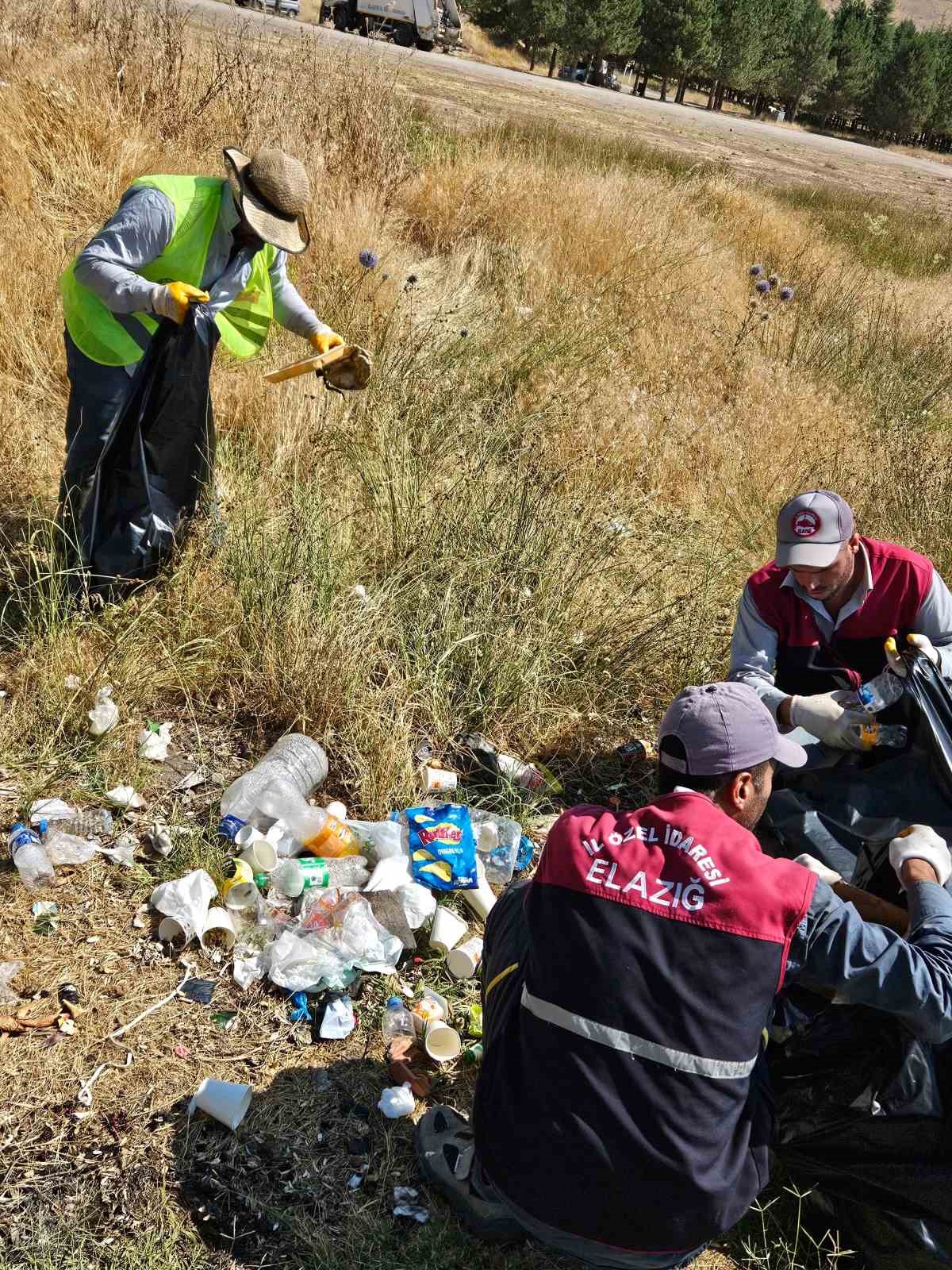 Hazar gölü çevresinde 15 günde 12 ton çöp toplandı