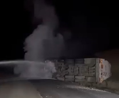 Akaryakıt tankerinin devrildiği yol 14 saat sonra trafiğe açıldı