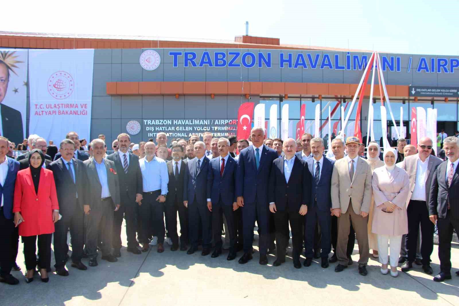 Trabzon Havalimanı’nın yeni dış hatlar gelen yolcu terminali ve CIP binası törenle hizmete girdi
