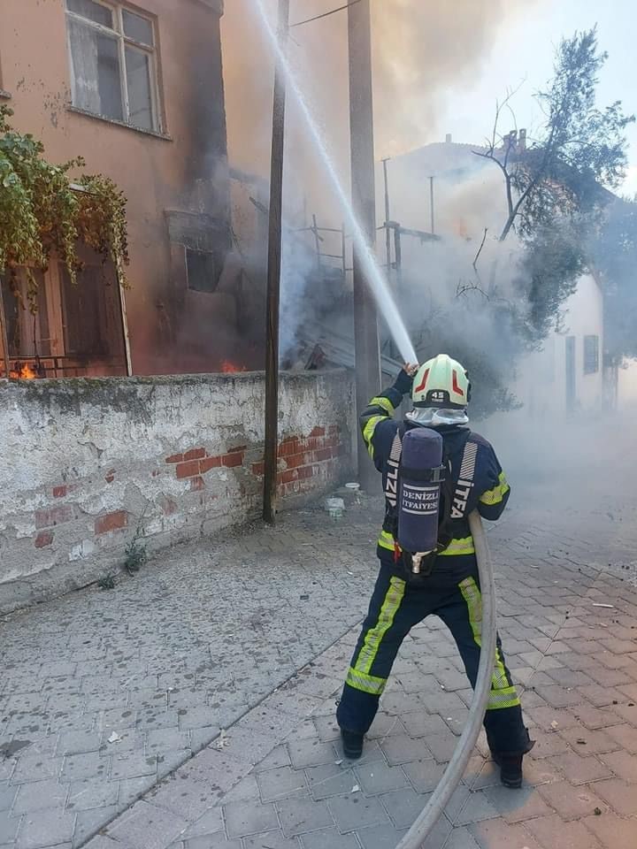 Tek katlı m&uuml;stakil evde &ccedil;ıkan yangın paniğe neden oldu

