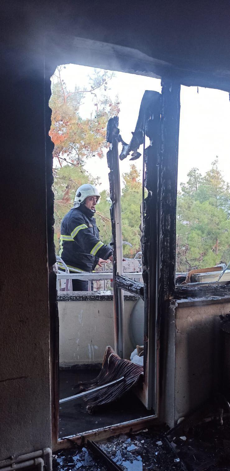 Burdur&rsquo;da tek başına yaşayan gen&ccedil;, evde &ccedil;ıkan yangından arkadaşı tarafından kurtarıldı
