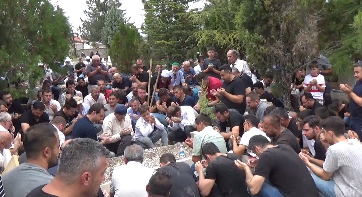 Tavşanlılı gen&ccedil; &ccedil;ift g&ouml;zyaşları ile toprağa verildi
