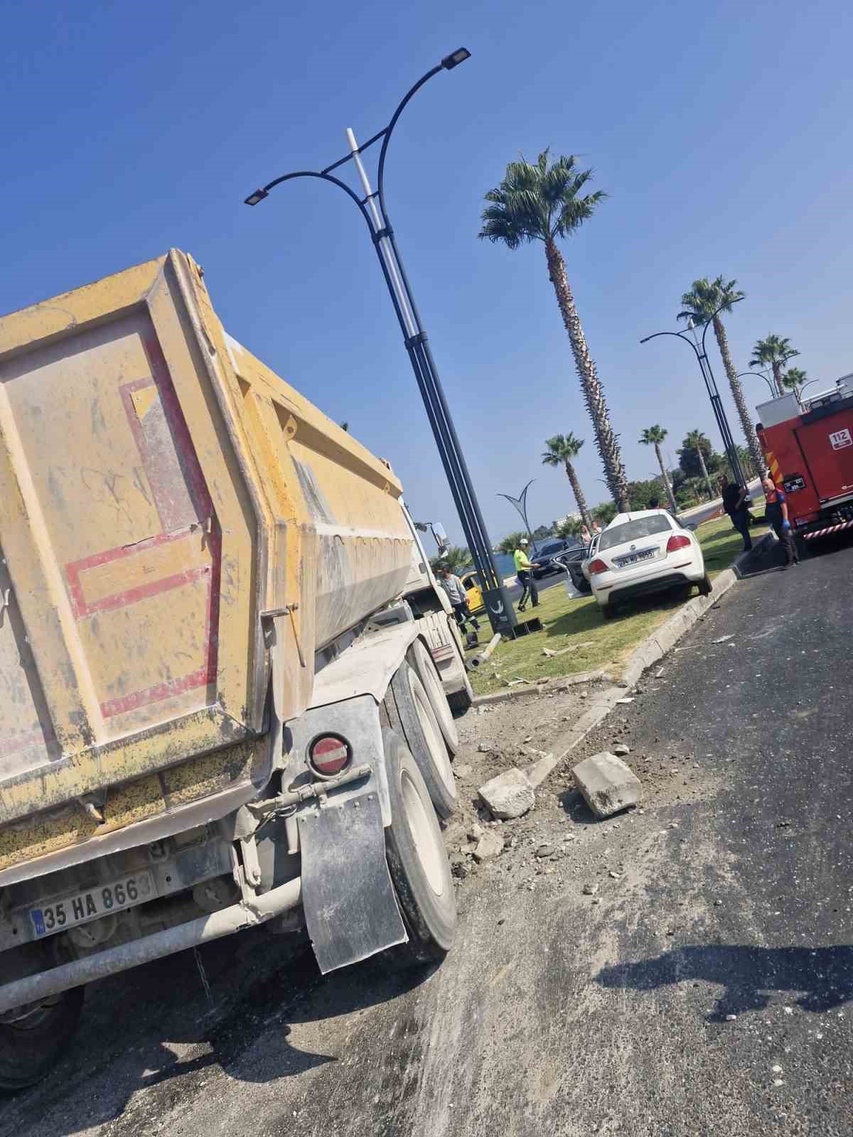 İzmir’de hafriyat kamyonu ile otomobil çarpıştı: 1 ölü
