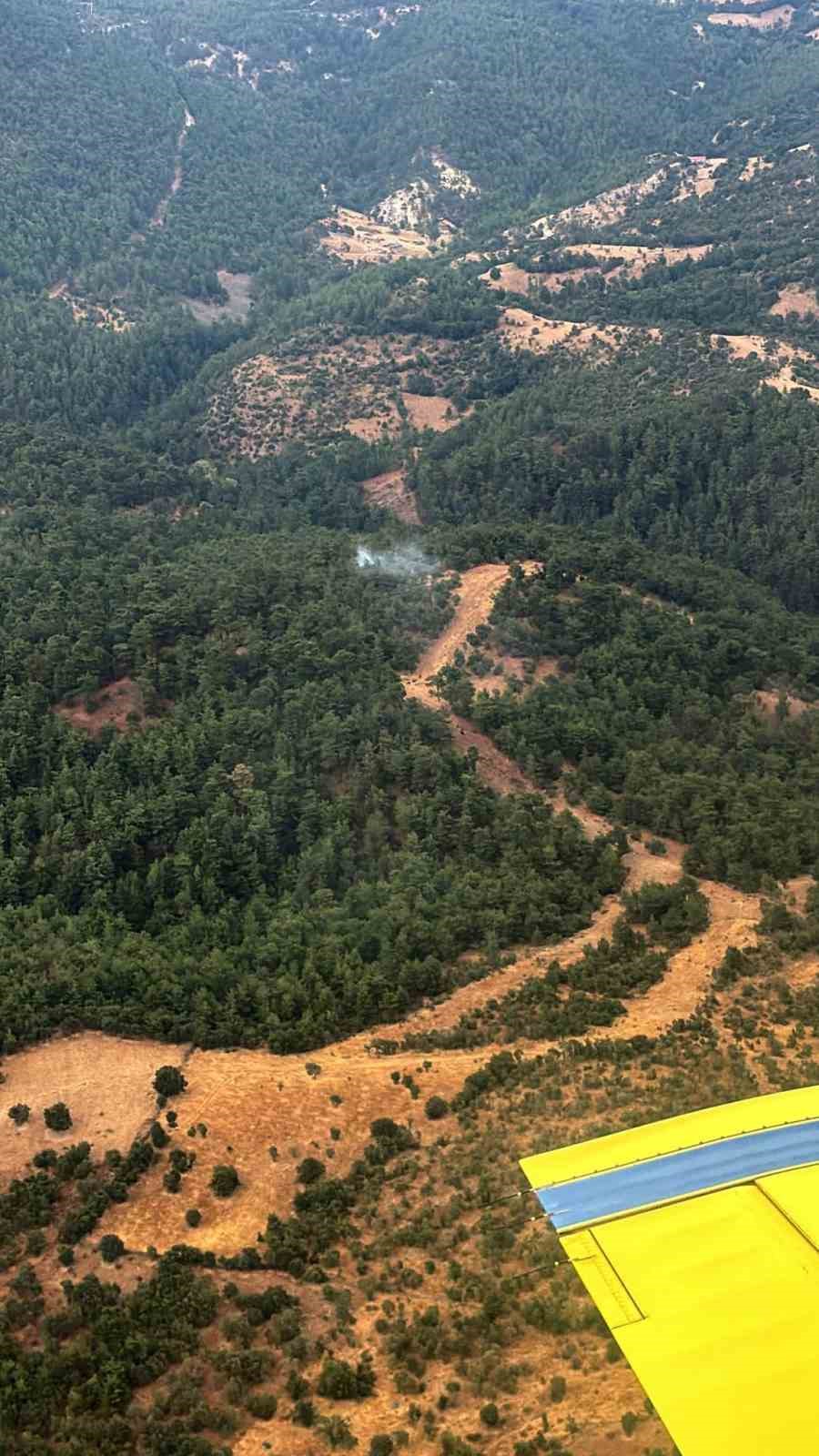 Yıldırım kaynaklı orman yangınına, havadan ve karadan m&uuml;dahale
