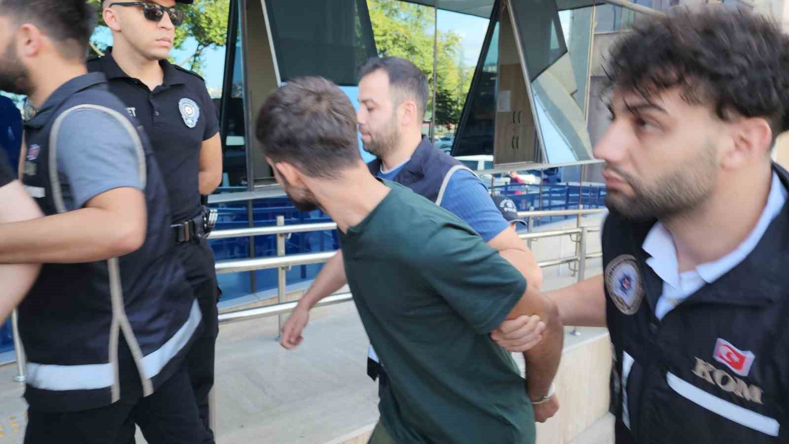 L&uuml;ks aracın kundaklandığı olayda 6 ş&uuml;pheliden 4&rsquo;&uuml; tutuklandı
