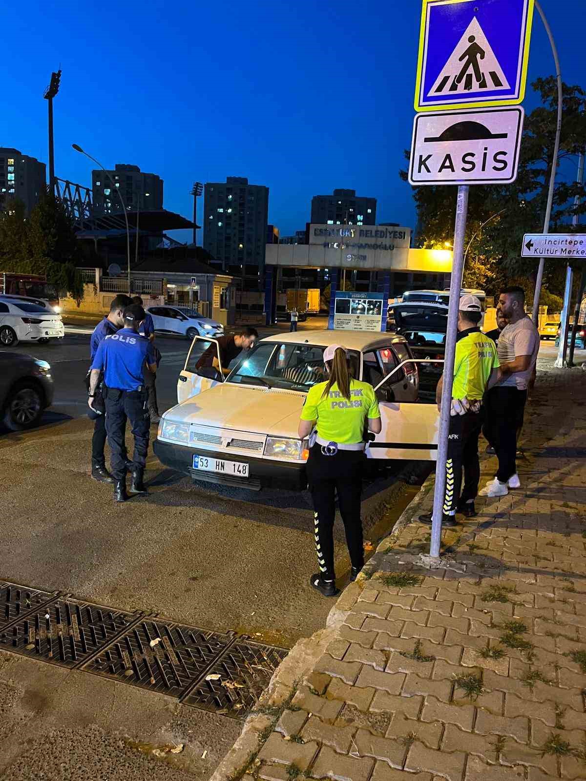 Esenyurt&rsquo;ta site denetimi: 2 d&uuml;zensiz g&ouml;&ccedil;men yakalandı
