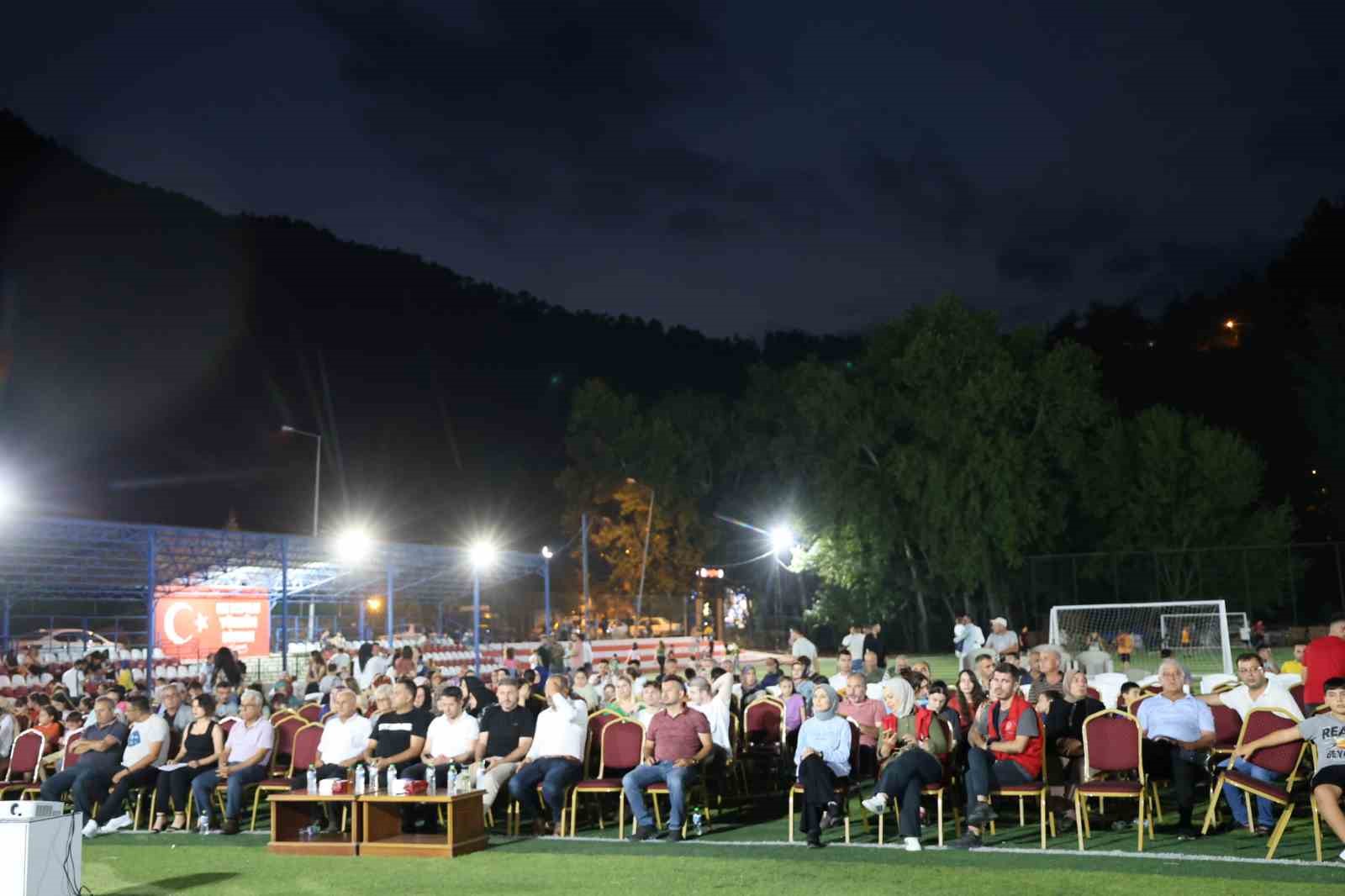 Adana’da açık hava sinemasında "Aybüke, Öğretmen Oldum Ben" filmi gösterildi