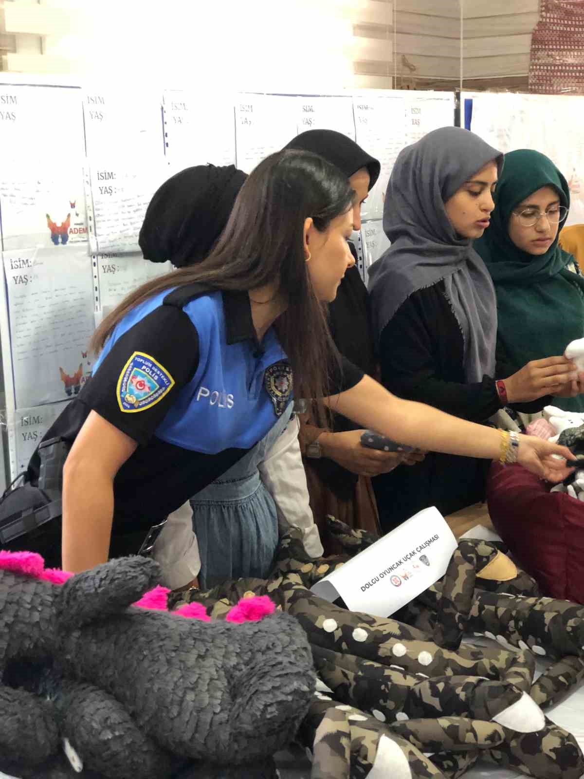 Polis &ldquo;Amigurami ve Dolgu Bebek&rdquo; kursunda 30 &ouml;ğrenciyi eğitti
