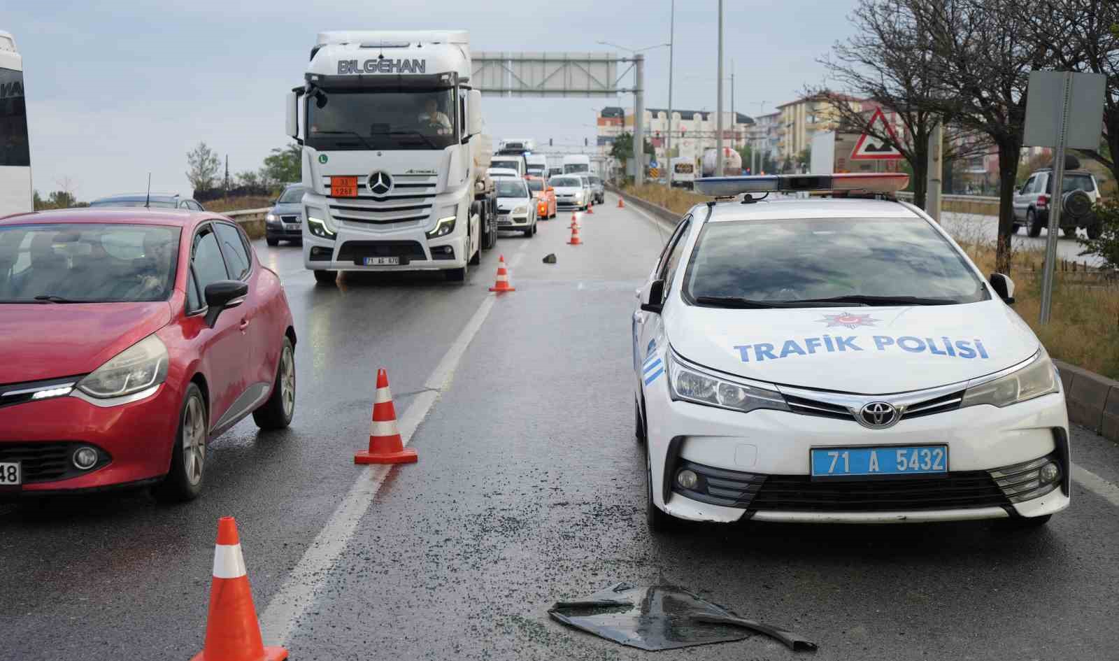 Kırıkkale&rsquo;de iş&ccedil;i servisi ile otomobil &ccedil;arpıştı: 11 yaralı
