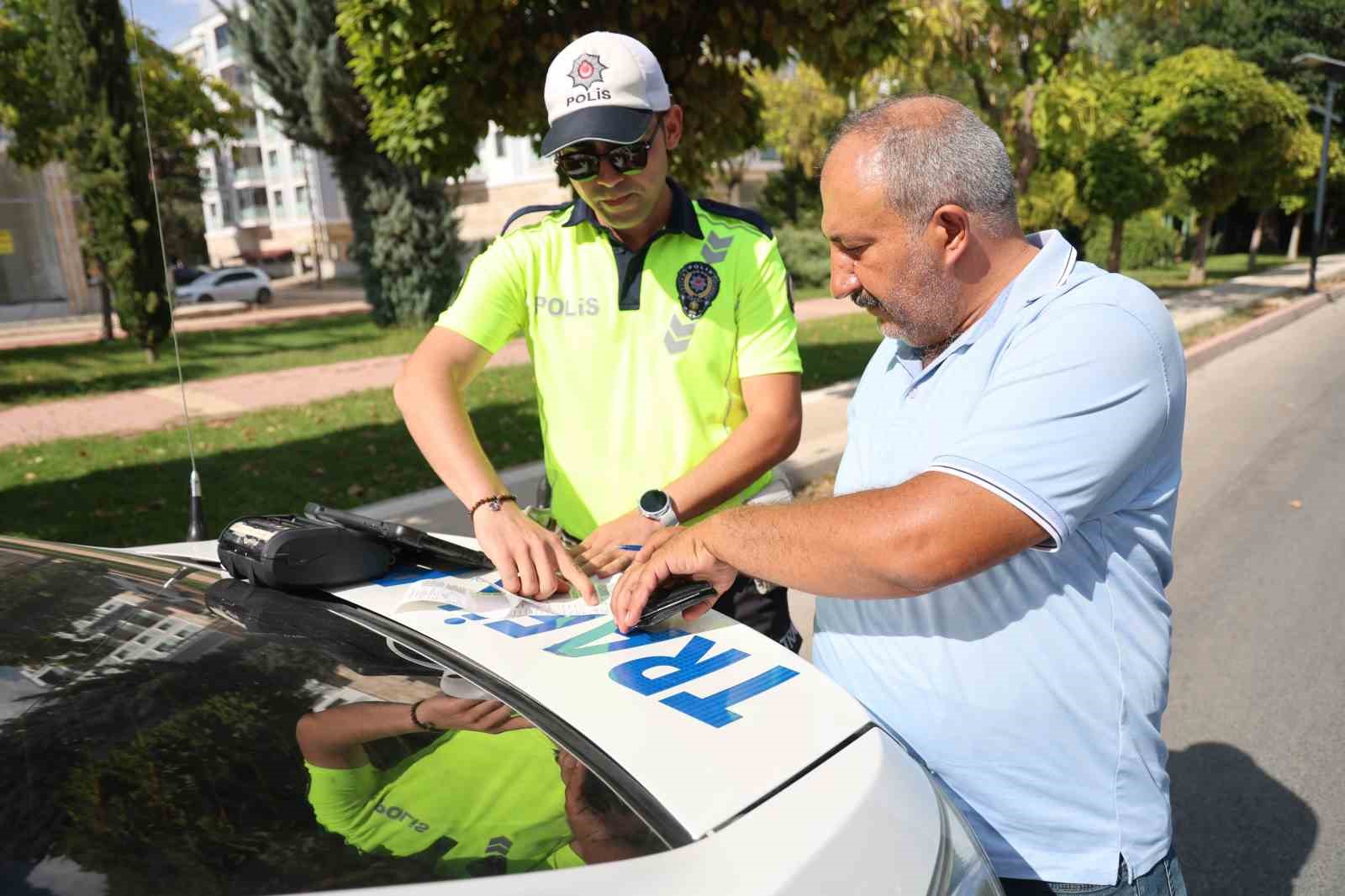 Cezanın şokuyla el frenini çekmeyi unuttuğu araç hareket etti