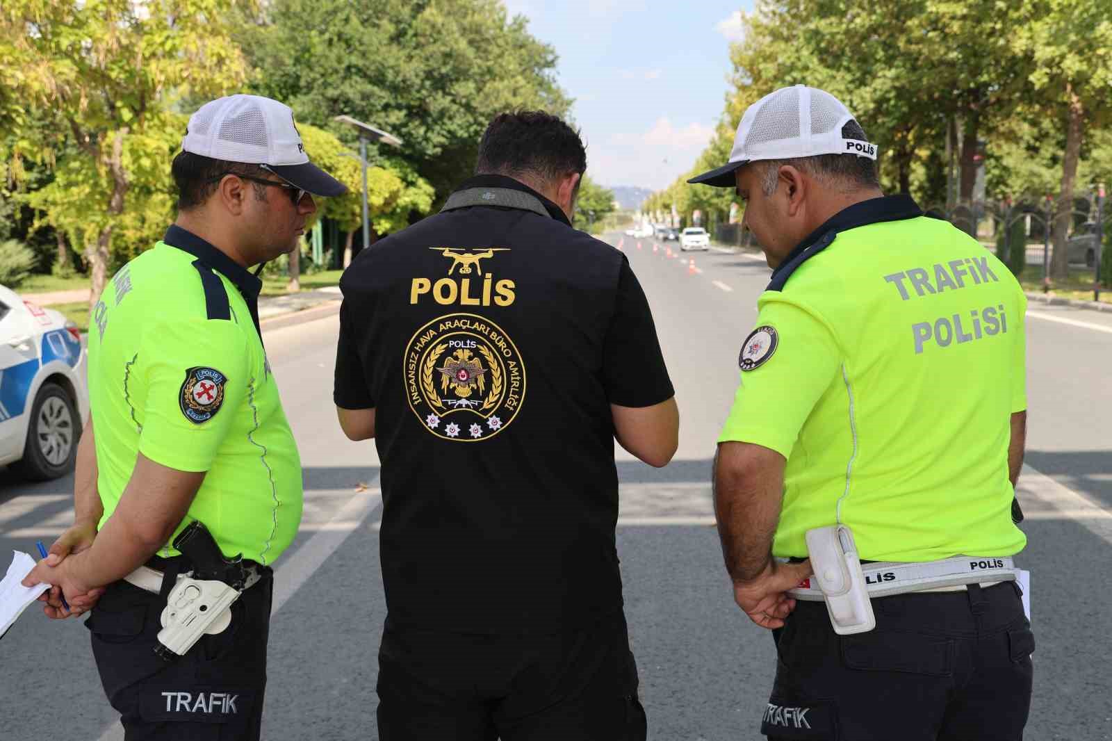 Cezanın şokuyla el frenini çekmeyi unuttuğu araç hareket etti