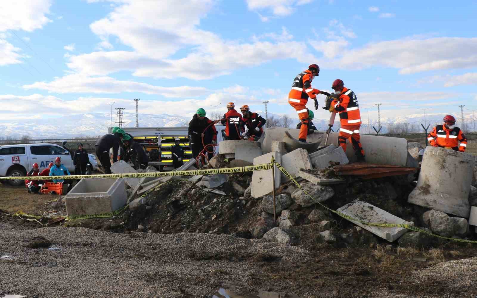 Erzincan&rsquo;da Bing&ouml;l B&ouml;lge D&uuml;zeyi Deprem Tatbikatının provası yapıldı
