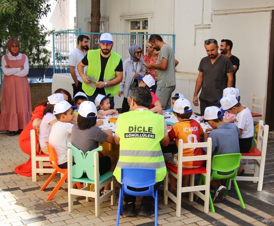 Dicle Gönüllüleri Mardin’de çocukları mutlu etti