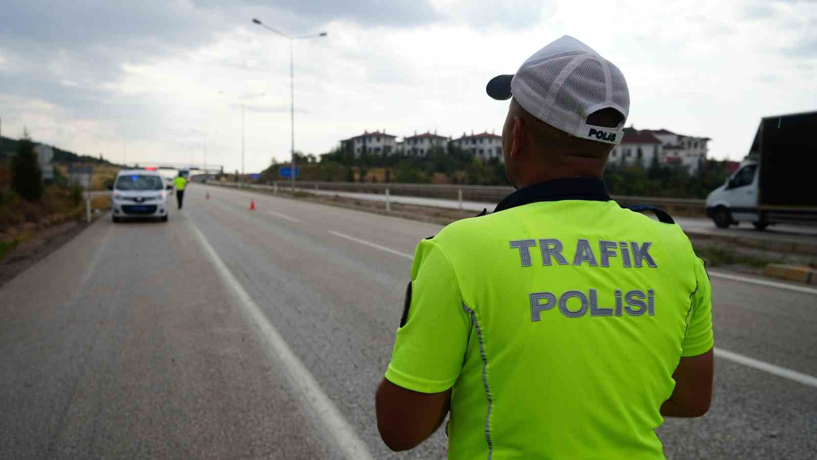 Otob&uuml;s ile &ccedil;arpışan otomobil su kanalına devrildi: 1 yaralı
