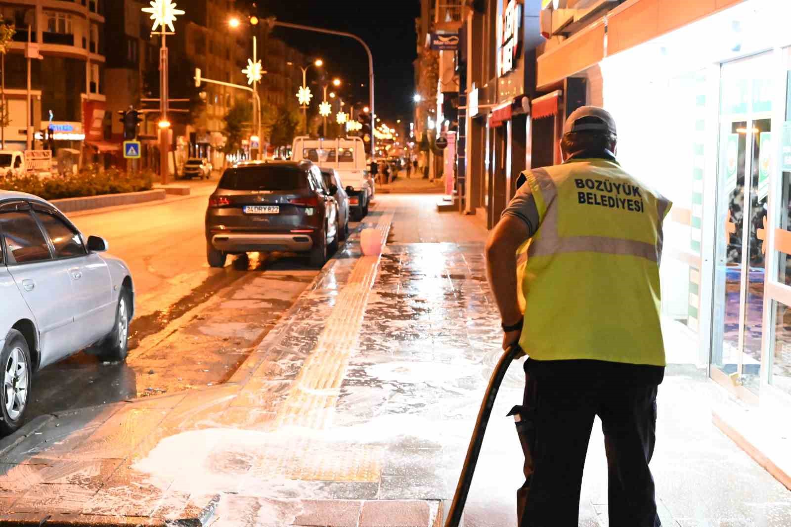 Bozüyük’te ana cadde kaldırımları esnafların kaldırdığı tezgahların ardından köpüklü yıkama ile temizlendi